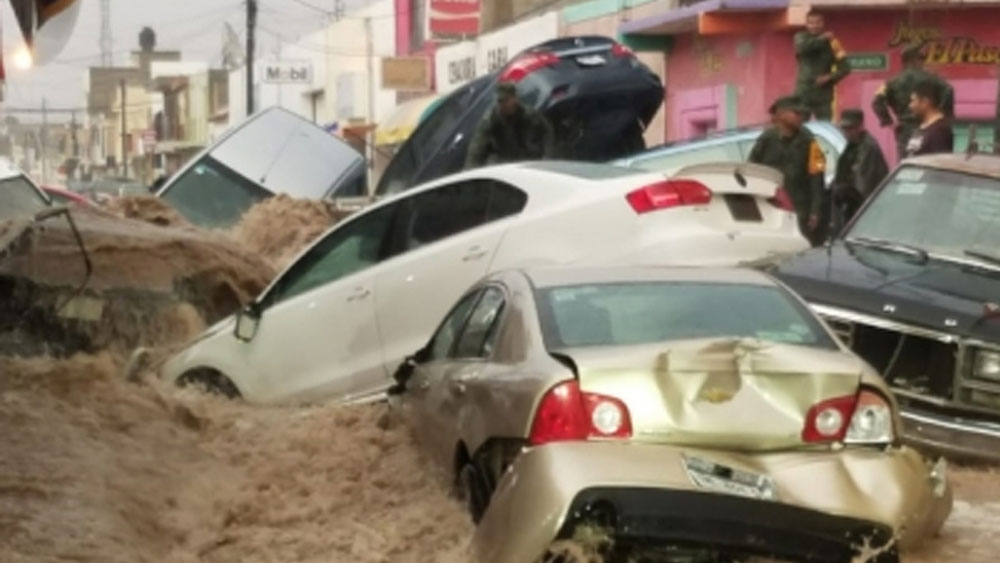 Tromba en Matehuala arrastra 50 vehículos Tromba en Matehuala arrastra 50 vehículos