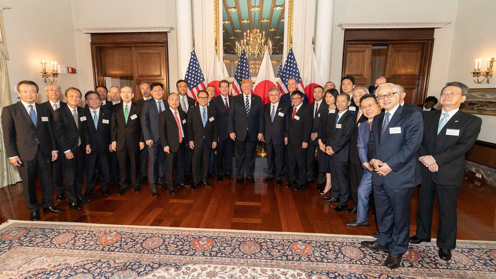 Trump llega a Tokio para reunirse con emperador