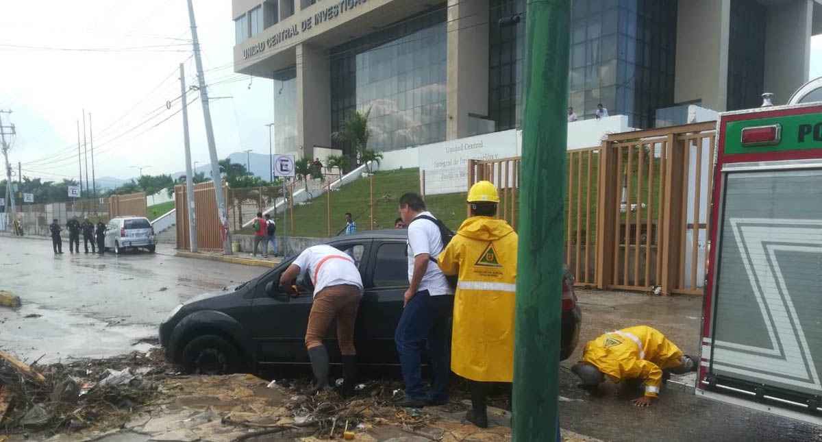 Corriente de agua arrastra a vehículos en Tuxtla Gutiérrez