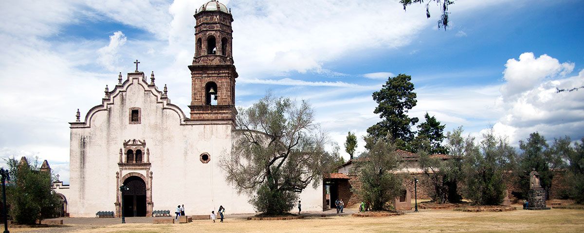 Los pueblos mágicos más importantes de México - tzintzuntzan-michoacan-iglesia-pueblo-magico-dp