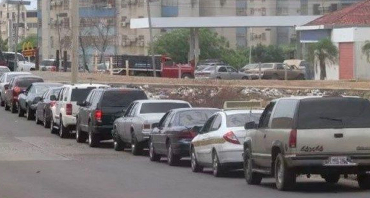 Venezolanos hacen filas de varios días para surtirse de gasolina