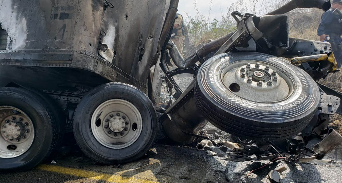 Choque entre autobús y tráiler en Veracruz deja al menos 21 muertos - veracruz-muertos-accidente-carretera-6