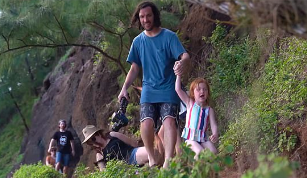 #Video Hombre graba momento en que su esposa cae por un acantilado y lo critican