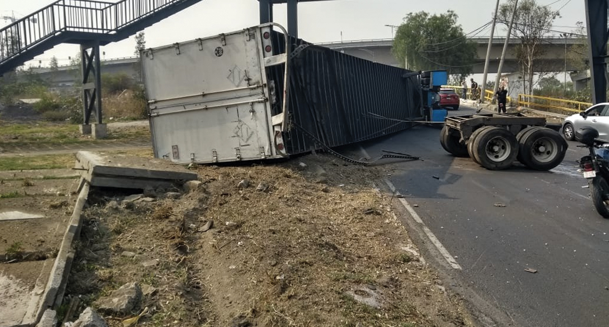 Vuelca tráiler cargado de cartón en Río de los Remedios