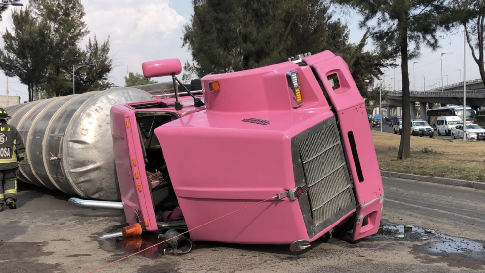 Vuelca tráiler con agua en Calzada Ignacio Zaragoza