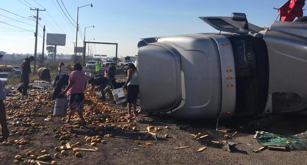 Vuelca tráiler cargado con fruta en Querétaro