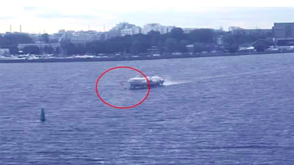 #Video Windsurfer muere al estrellarse con ferry en Rusia