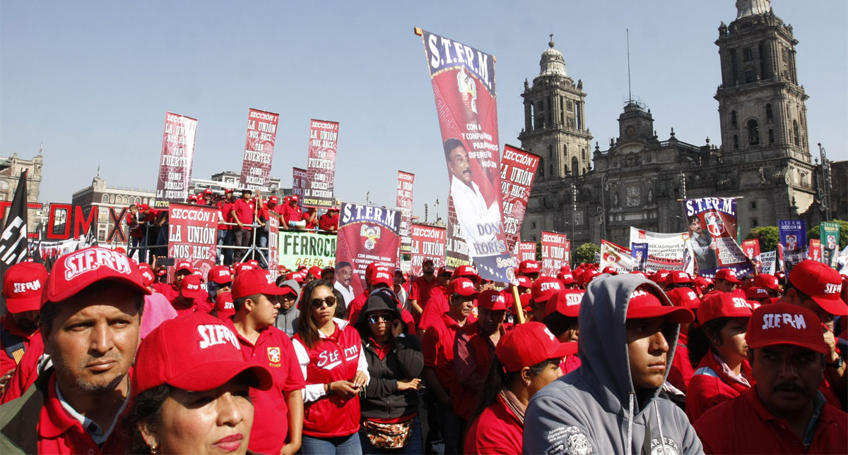 Trabajadores conmemoran el 1 de Mayo en el Zócalo