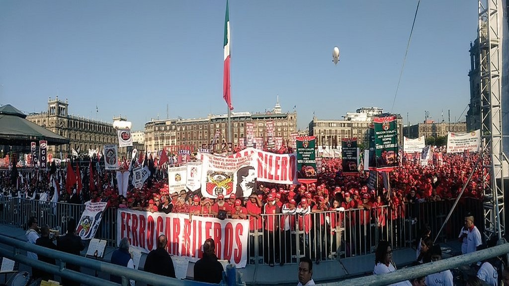 Inicia concentración de personas en Zócalo por Día del Trabajo