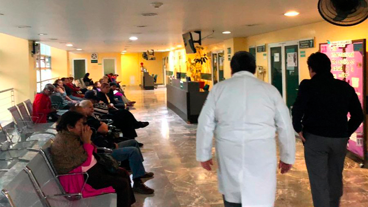 Zoé Robledo visita hospital del IMSS en la colonia Roma Norte