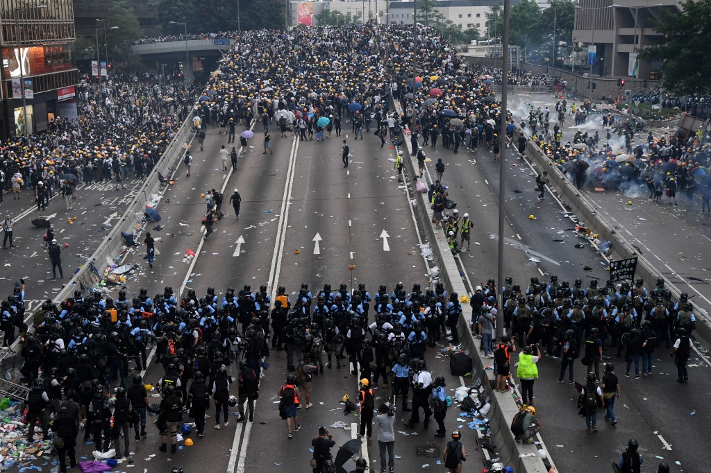 Enfrentamientos durante protesta contra ley de extradición en Hong Kong - 000-1hg0lu