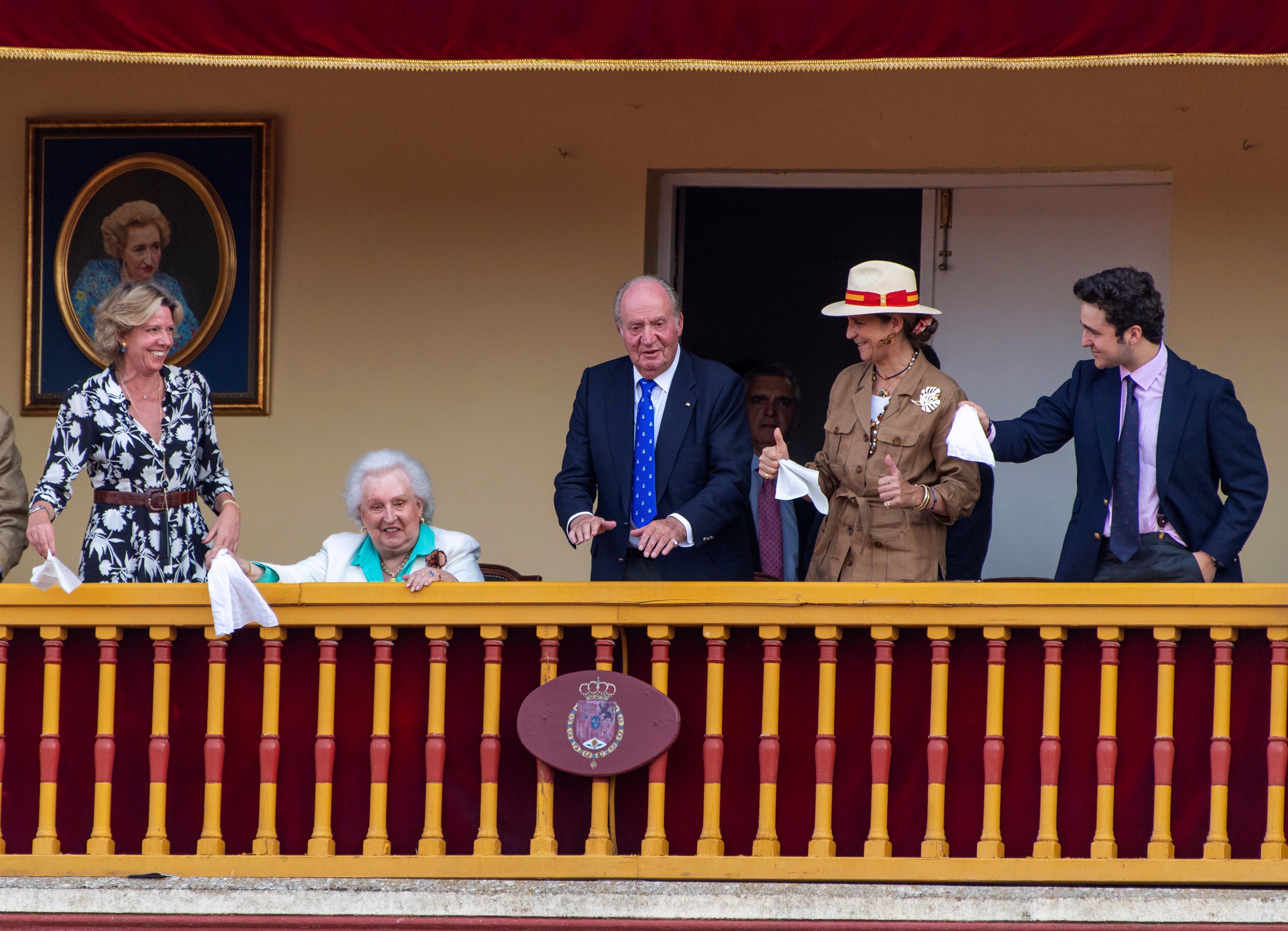 El rey Juan Carlos se retira aclamado por aficionados en una corrida de toros