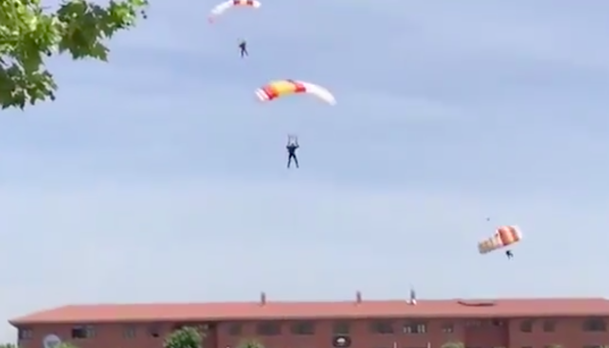 #Video Paracaidista se estrella contra techo en España