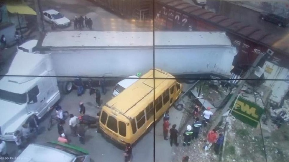 #Video Tren se lleva tráiler y varios autos en Ecatepec