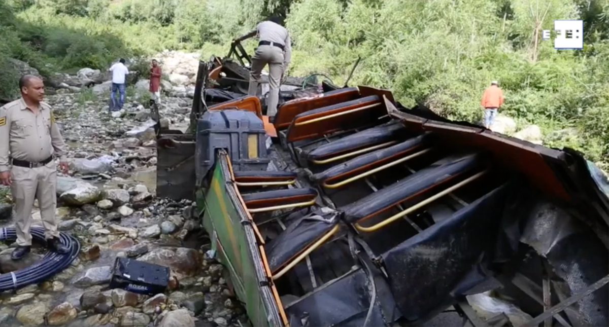 Al menos 44 muertos y 17 heridos deja accidente de autobús en India