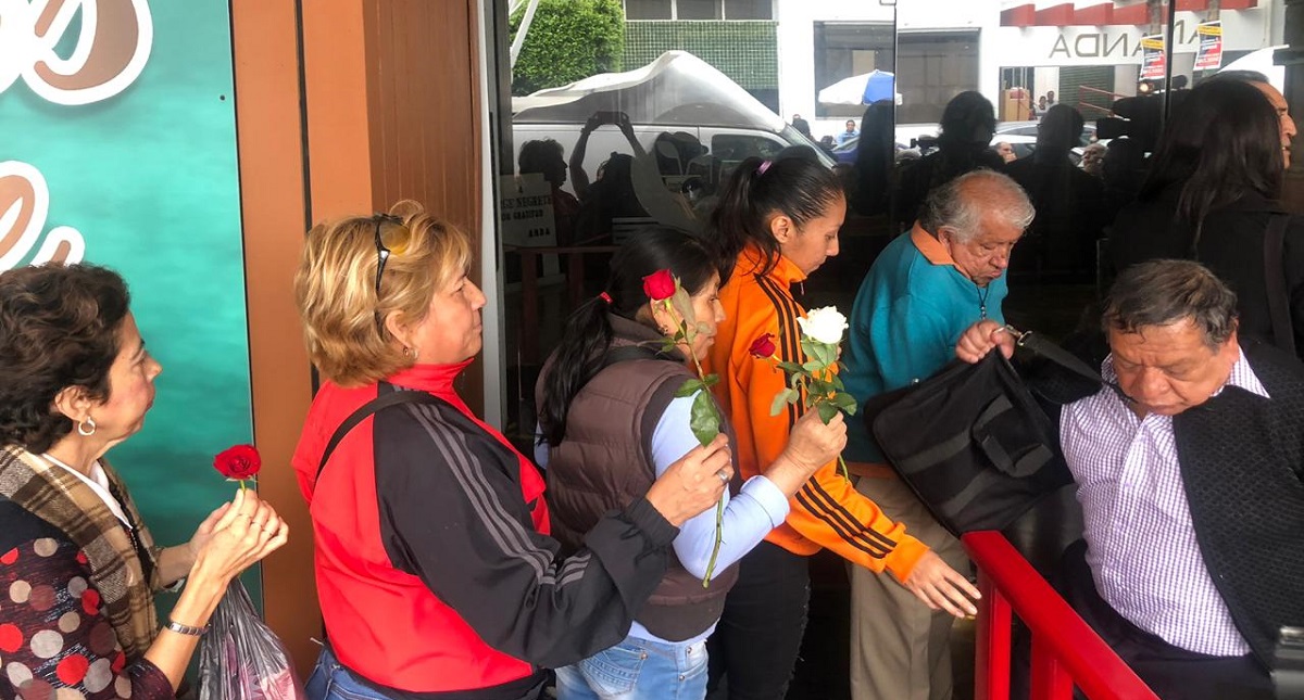 Rinden homenaje a Edith González en el Teatro Jorge Negrete - admiradores-formados-para-ingresar-al-teatro-jorge-negrete