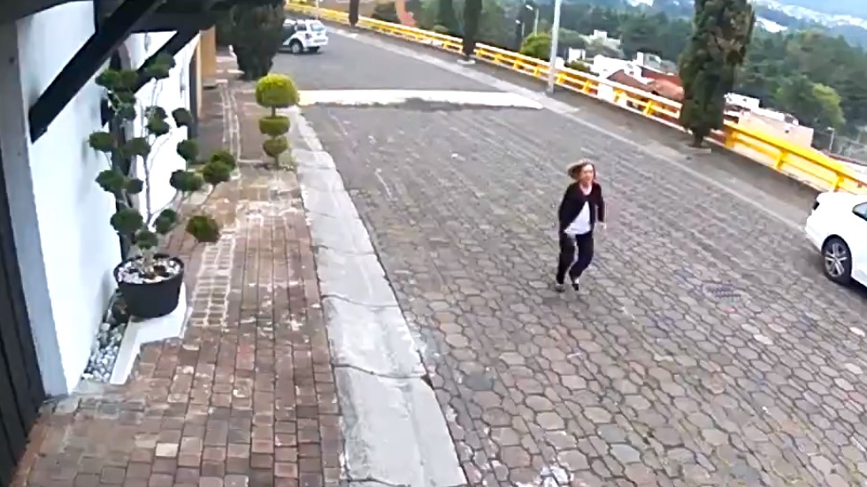 #Video Anciana corre detrás de ladrón pidiendo auxilio en Álvaro Obregón