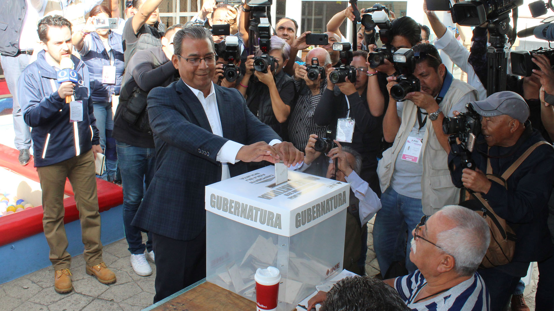 Cárdenas, Barbosa y Jiménez votan para gobernador de Puebla - alberto-jimenez-emitiendo-su-voto