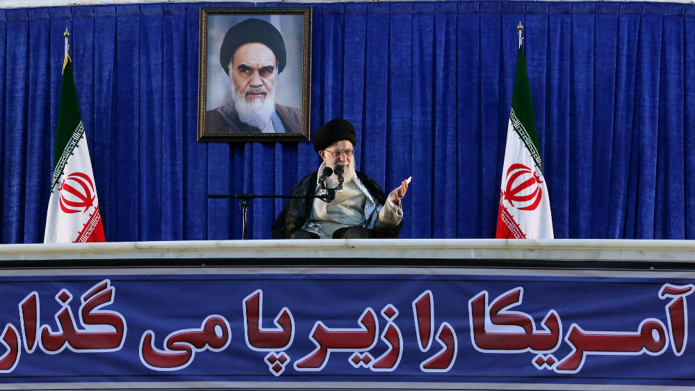 Líder de Irán llama a resistir ante EE.UU. siguiendo legado de Jomeiní