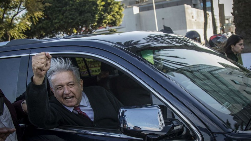López Obrador desconoce de quién son las camionetas que lo transportan