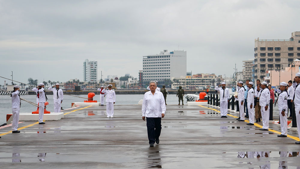 López Obrador honra a marinos caídos en Veracruz