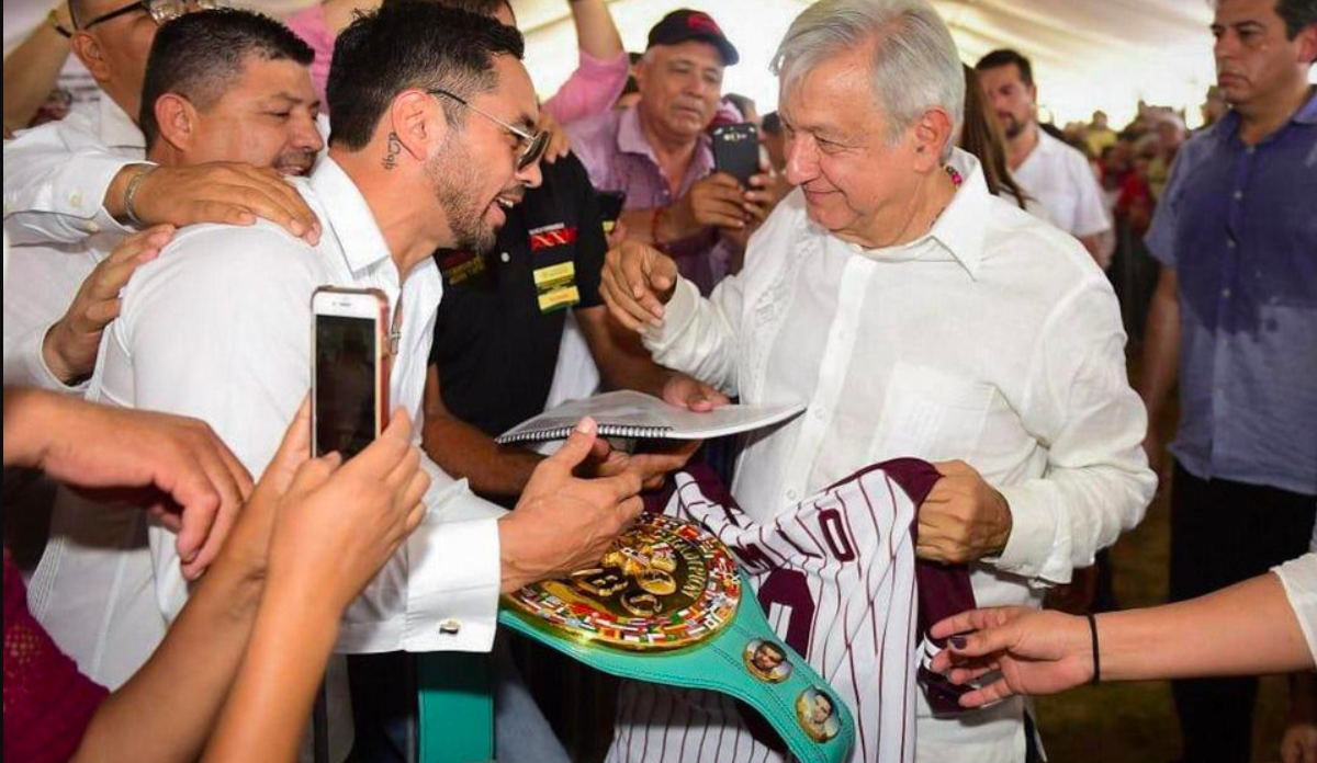 ‘Kochulito’ Montiel regala cinturón de boxeo a AMLO