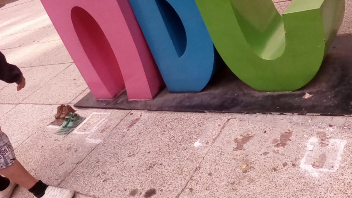 Roban zapatos de bronce del Antimonumento ABC