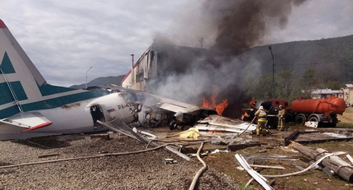 #Video Aterrizaje de emergencia deja dos muertos y 22 heridos en Rusia