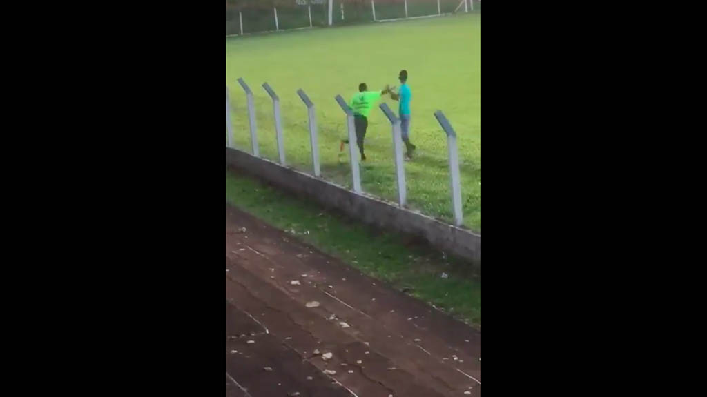 #Video Árbitro golpea a aficionado que se acerca a insultarlo