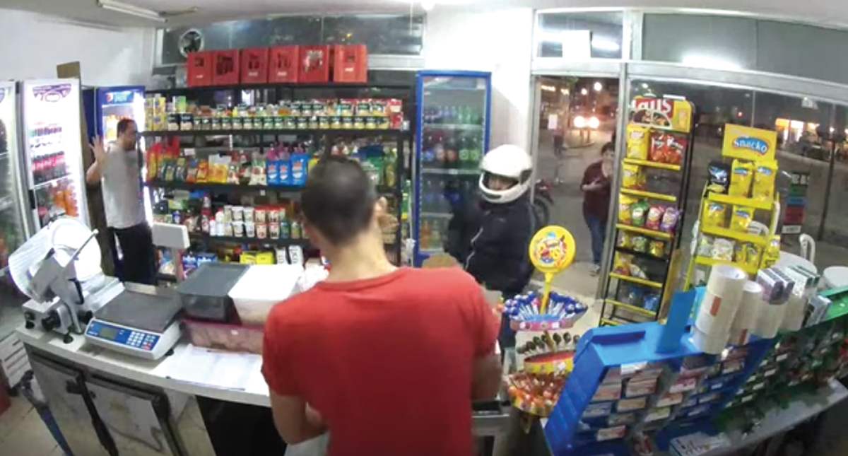 #Video Ladrón se dispara accidentalmente durante asalto y muere