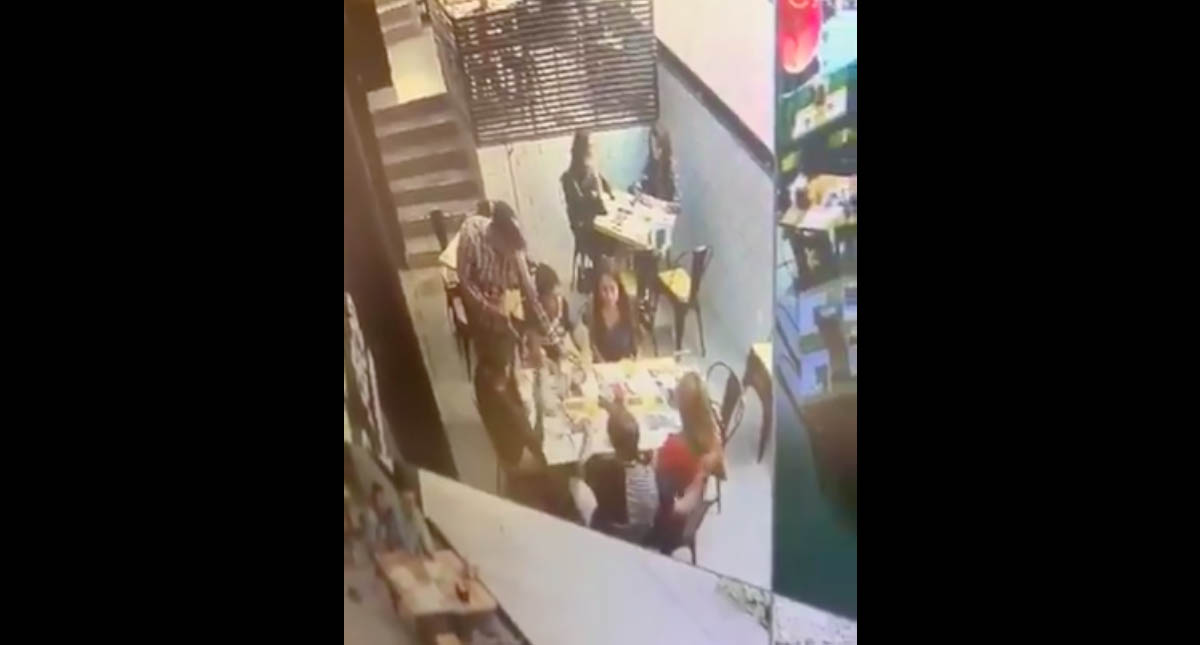 #Video Sujeto asalta a comensales en Santa Fe