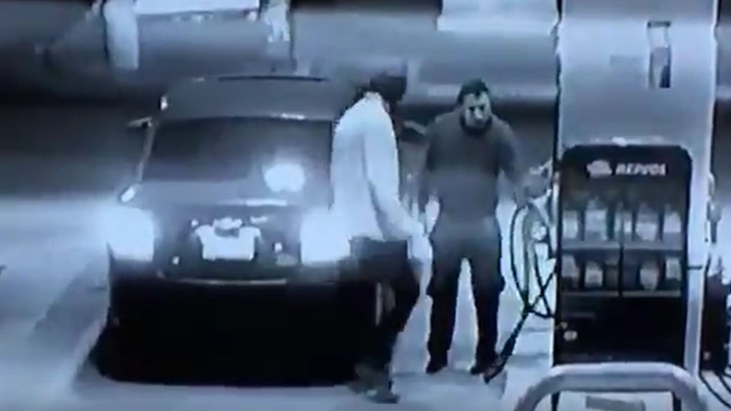#Video Despachador se defiende de asalto con pistola de gasolina