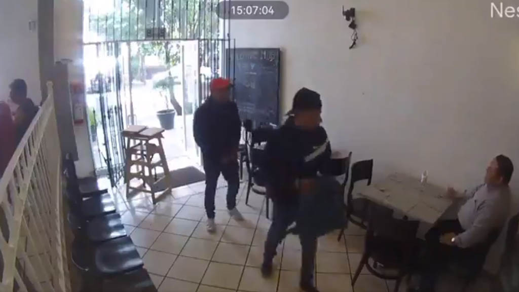 #Video Sujetos armados asaltan a comensales de restaurante en Clavería