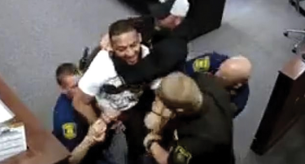 #Video Hijo de mujer asesinada intenta atacar a acusado mientras comparecía en la Corte