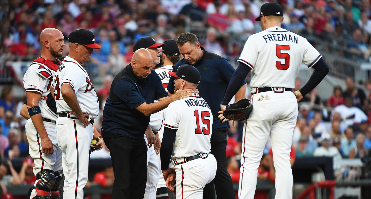 #Video Sean Newcomb de los Atlanta Braves recibe pelotazo en la cabeza