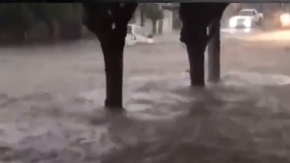 #Video Corriente de lluvia arrastra auto con mujer adentro en Querétaro