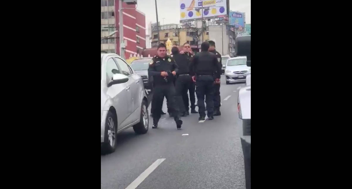 #Video Automovilista denuncia abuso policial en Viaducto Miguel Alemán