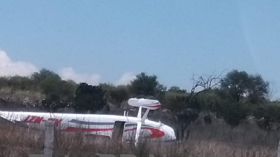 Avión pequeño aterriza de emergencia en Querétaro