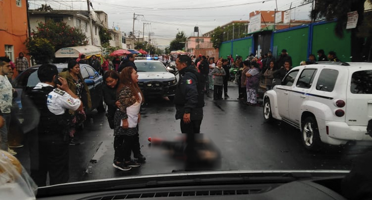 Balacera afuera de escuela en Neza deja un hombre y un niño muertos