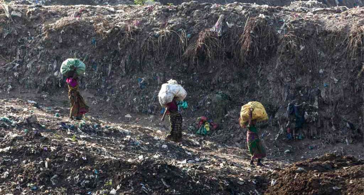 Montaña de basura en India cerca de superar la altura del Taj Mahal