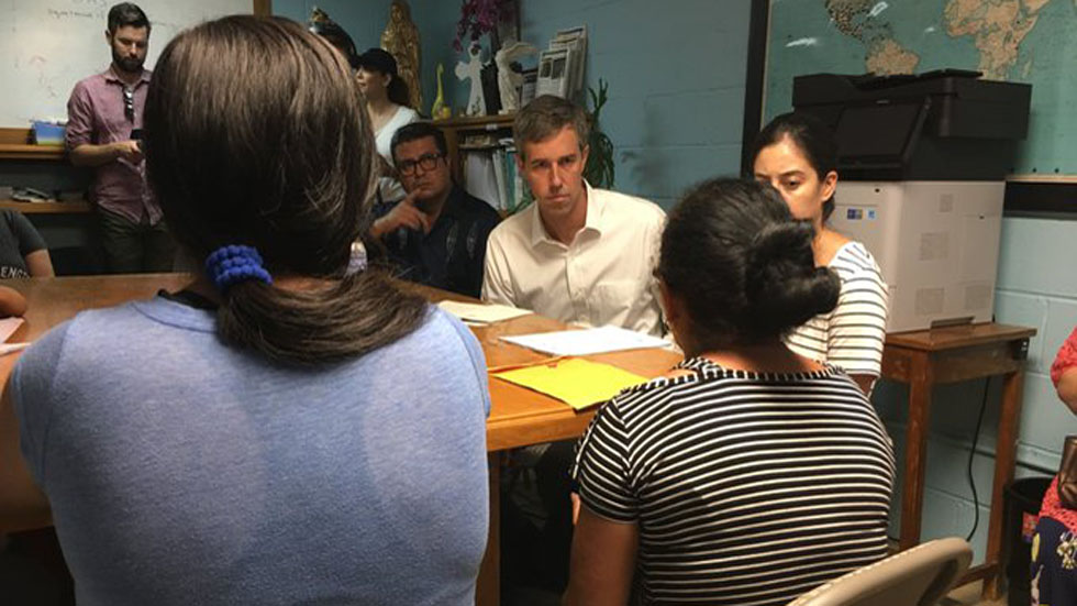 Precandidato demócrata visita a migrantes en Ciudad Juárez