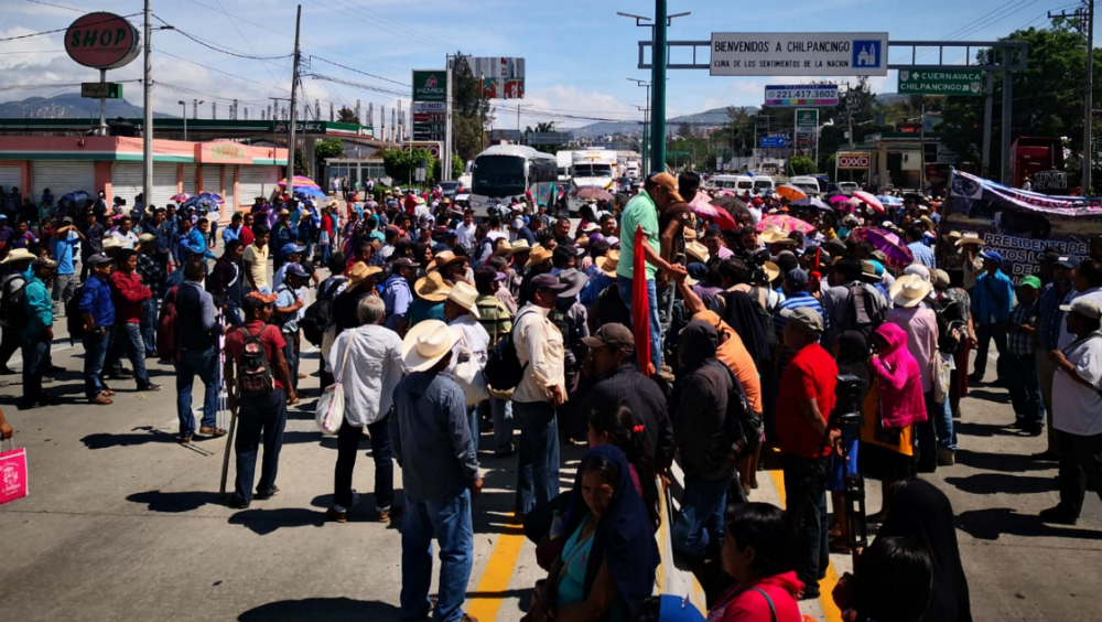 Bloquean campesinos Autopista del Sol en demanda de fertilizante