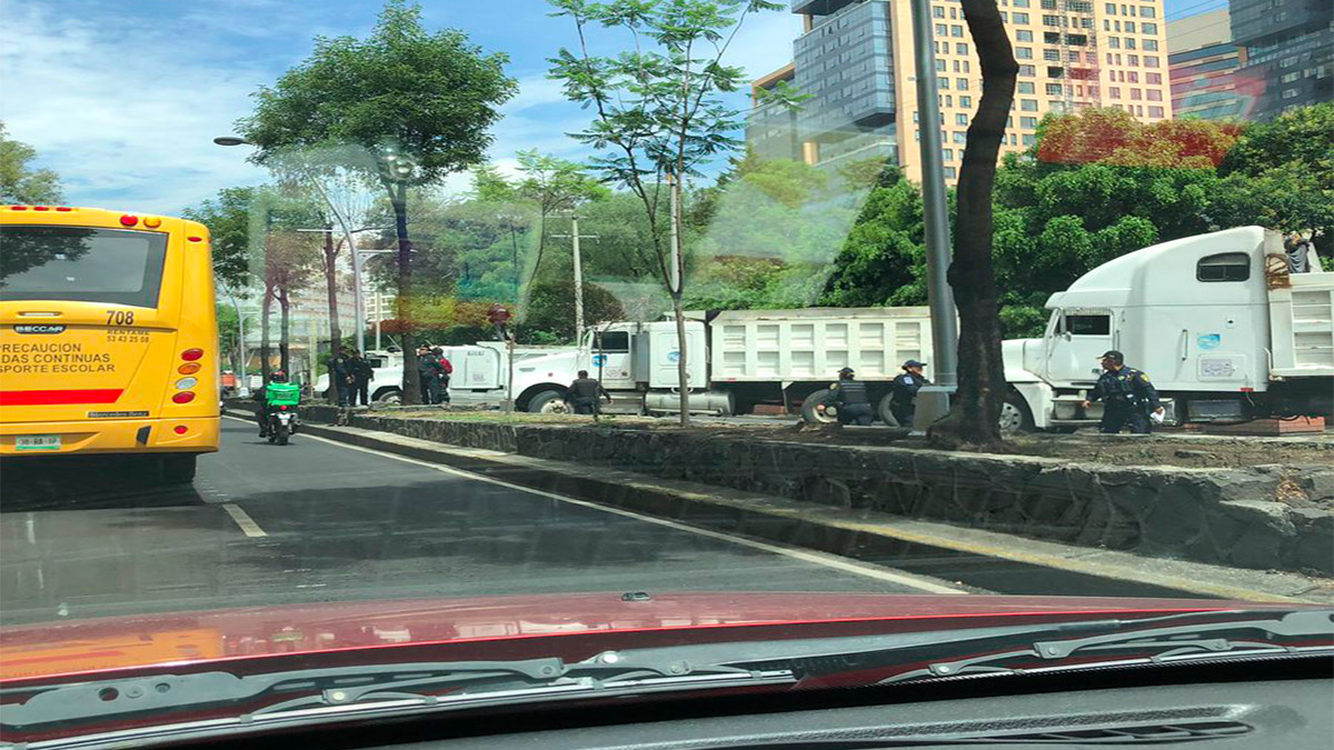 Transportistas bloquean carriles laterales de Ejército Nacional