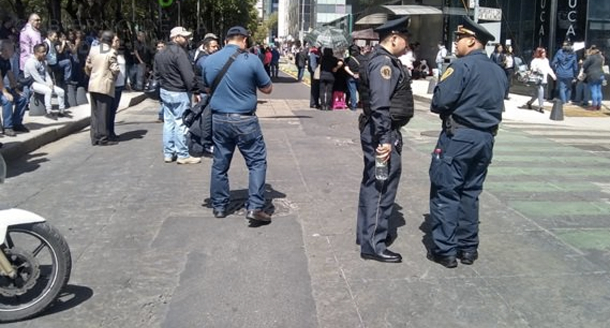 Manifestantes bloquean lateral de Paseo de la Reforma