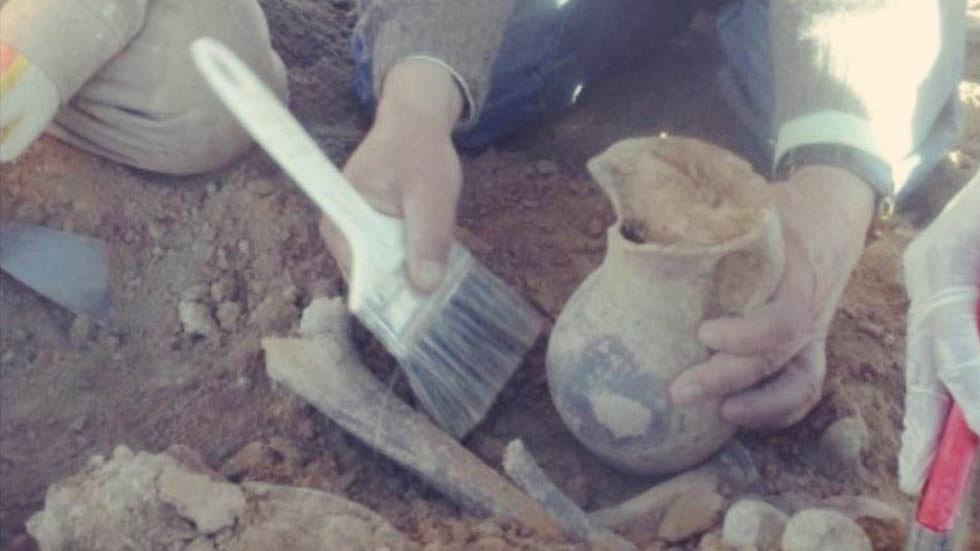 Hallan piezas arqueológicas durante asfaltado de carretera en Bolivia