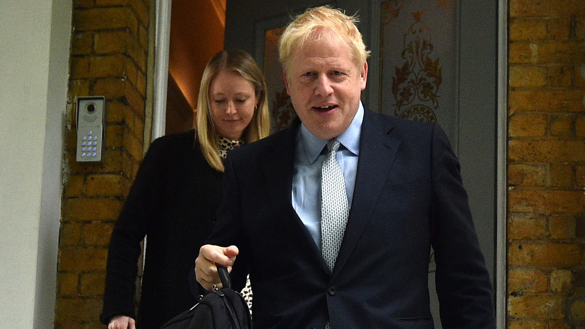 Boris Johnson encabeza ampliamente primera vuelta para suceder a Theresa May
