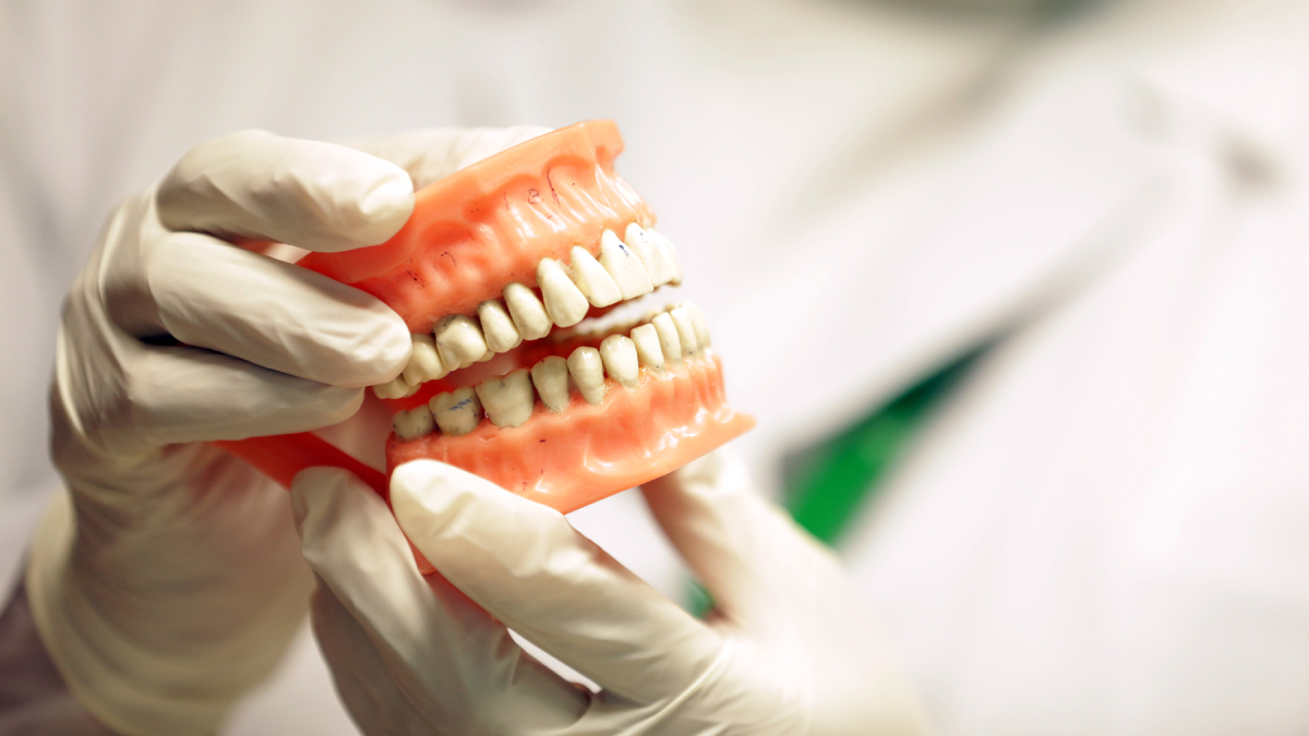 Rechinar los dientes puede ocasionar su caída prematura