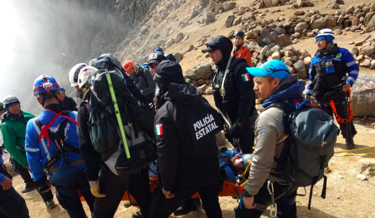 Rescatan a hombre que cayó en zona Izta-Popo