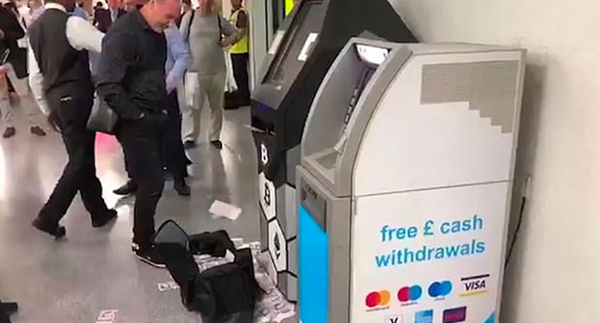 #Video Cajero automático expulsa decenas de billetes en Metro de Londres