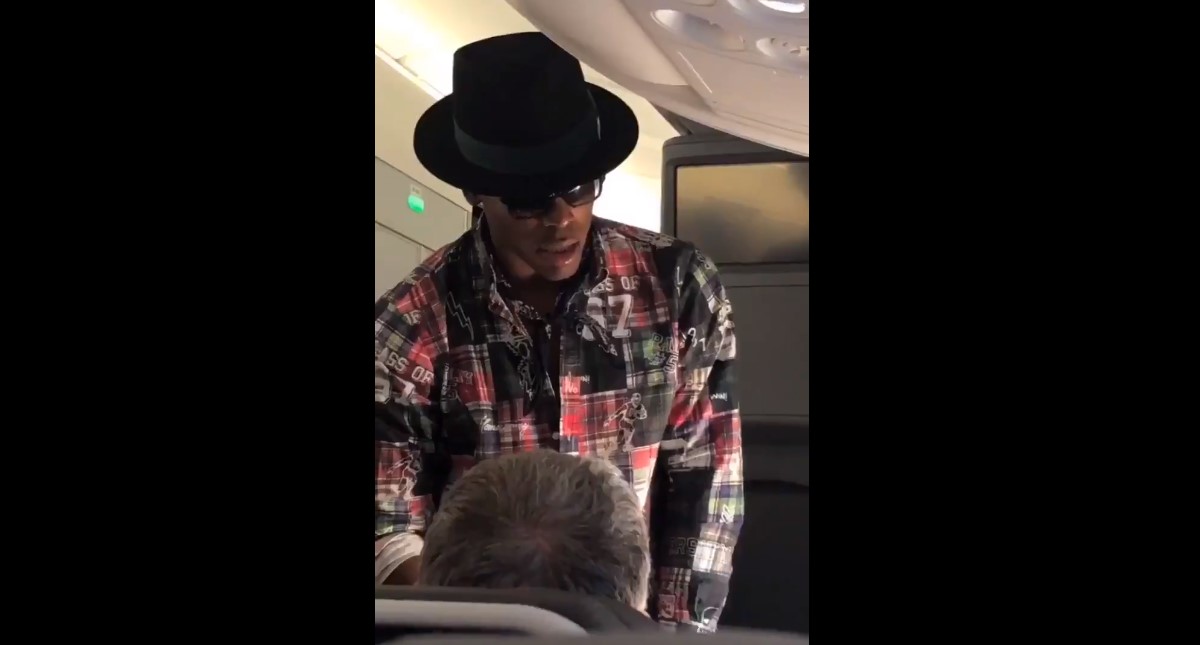 #Video Pasajero de avión rechaza mil 500 dólares de Cam Newton